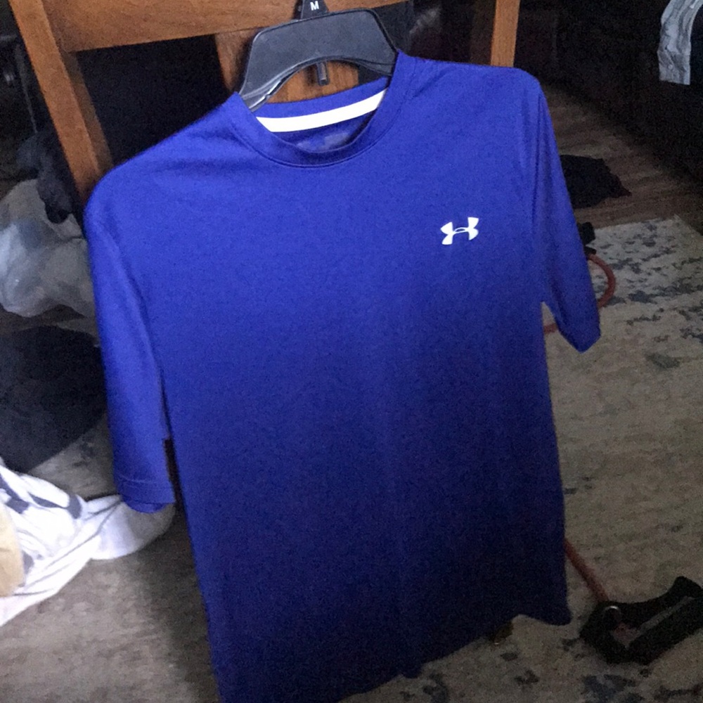Under armour shirt size medium